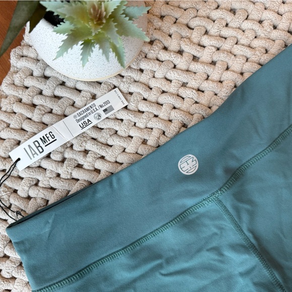 IAB | NWT Women’s 3-Inch No-Ride Mallard Green Arrows Shorts | Large - Picture 5 of 14